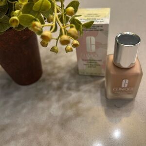 NWT- Clinique Superbalanced Foundation -  62 porcelain beige